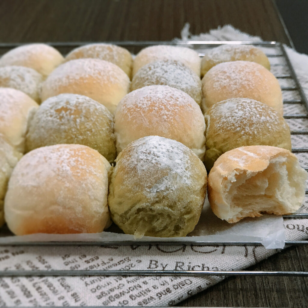 抹茶牛奶小餐包 Matcha Milk Bread Buns Recipe| 9個步驟 簡易食譜 2 小餐包